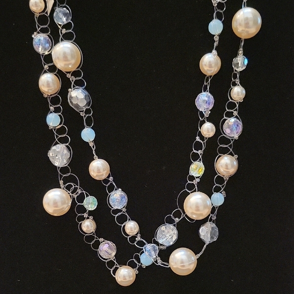 Elegant Pearl and Crystal Necklace - Picture 1 of 4
